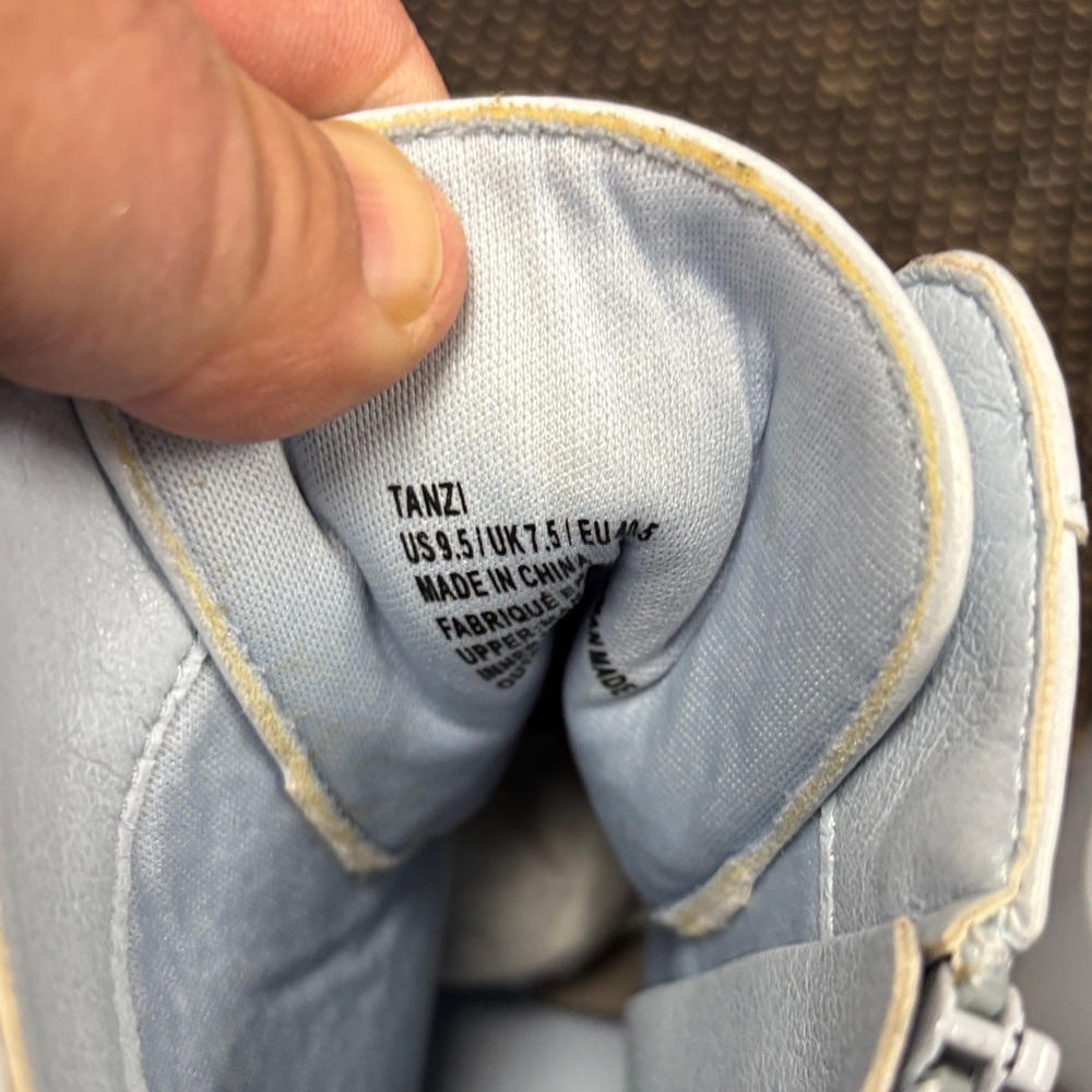 Stylish White Women's Boots size 9.5 - Picture 8 of 8